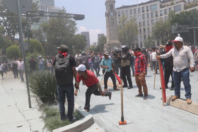 Porros encapuchados de la CNTE intentan irrumpir en Segob en plena negociación