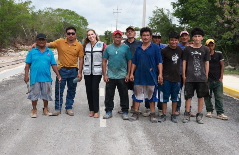 Supervisa Atenea Gómez pavimentación en San Valentín, Isla Mujeres
