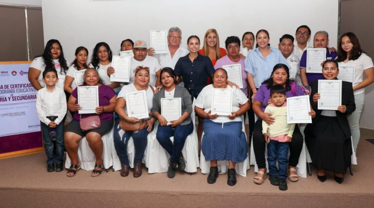 Ana Paty Peralta entrega 54 certificados de primaria y secundaria del IEEJA