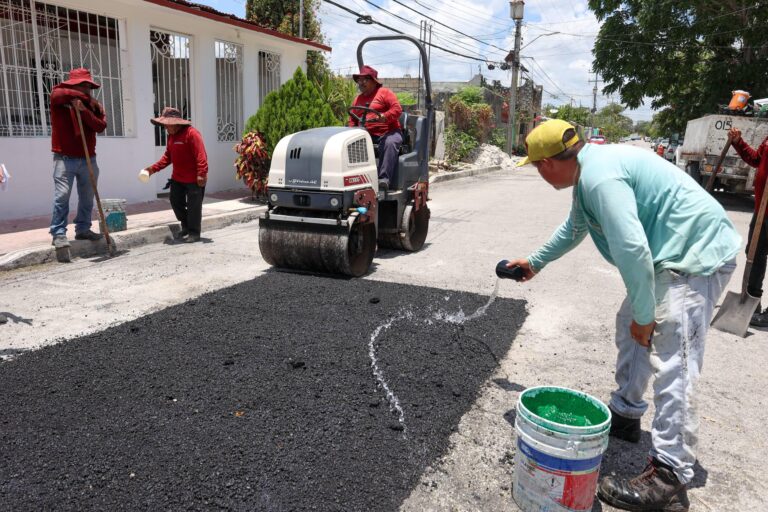Refuerza Ana Paty Peralta trabajos de bacheo en la SM 101, Cancún
