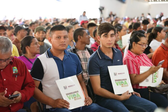 Campesinos de Balancán y Tenosique reciben sus tarjetas de Sembrando Vida Tabasco