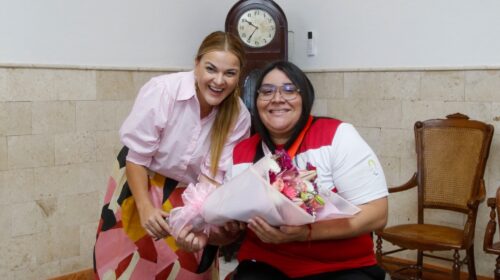 Cecilia Patrón reconoce a Gilda Cota por su esfuerzo y compromiso