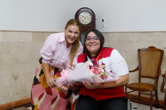 Cecilia Patrón reconoce a Gilda Cota por su esfuerzo y compromiso