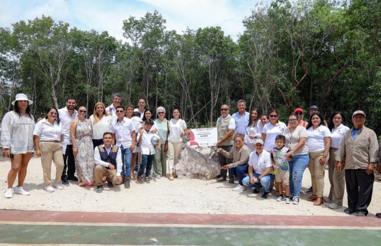 Ana Paty Peralta coloca la primera piedra del Centro Comunitario “Aloja”