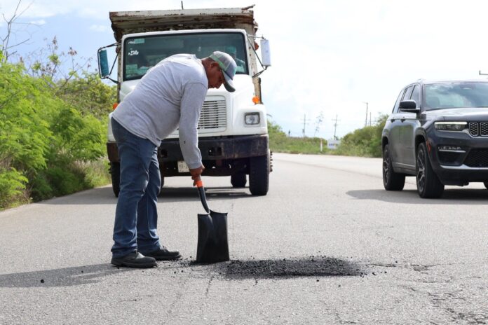 Dan mantenimiento a la carretera Progreso-Uaymitún por la temporada vacacional