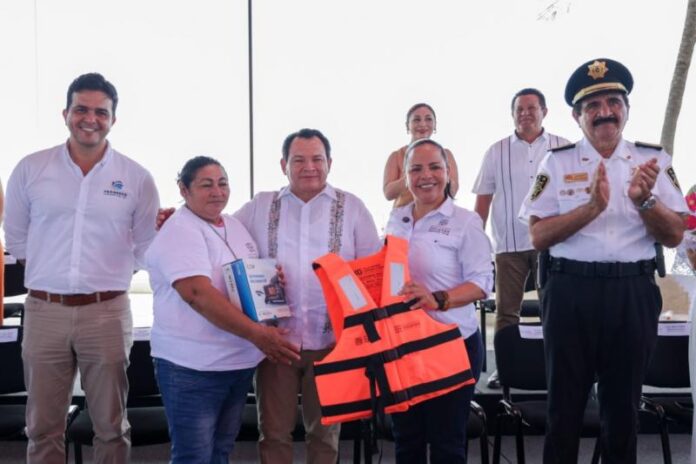 Díaz Mena entrega material de protección a pescadores de Progreso