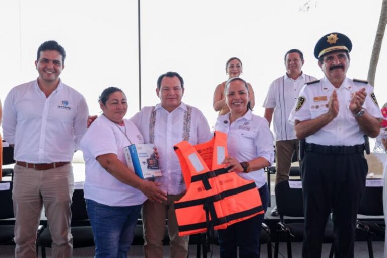 Díaz Mena entrega material de protección a pescadores de Progreso