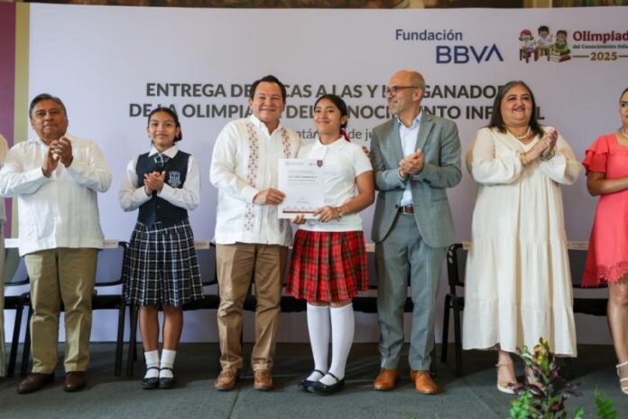 Díaz Mena reconoce a estudiantes destacados de Yucatán