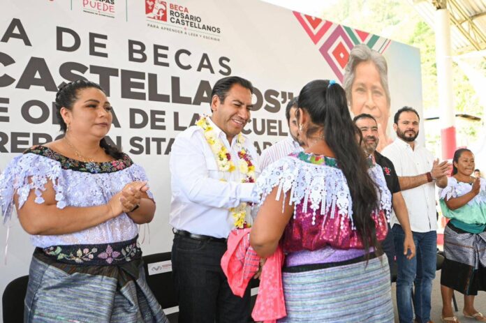 Eduardo Ramírez entrega becas ‘Rosario Castellanos’ en Sitalá