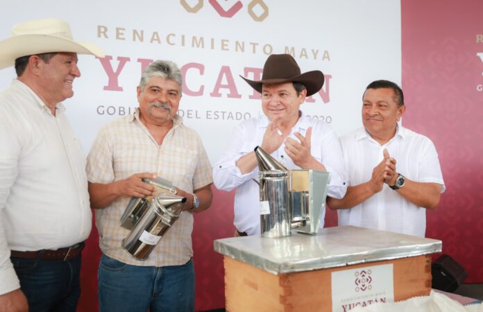Entregan apoyos a productores de Yucatán