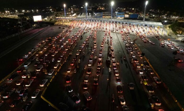 LOS CAPITALES: Paralizados industriales y comerciantes de la frontera México-EU.