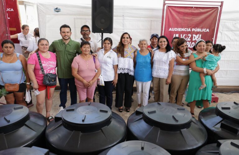 Entregan 25 paquetes de láminas y tinacos en Puerto Morelos