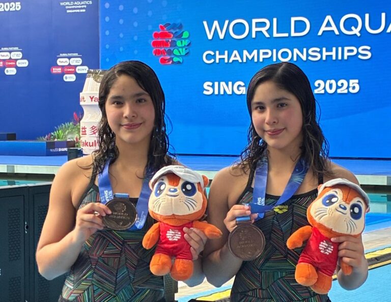 Clavadistas Lía y Mía Cueva ganan bronce en el World Aquatics Singapur 2025