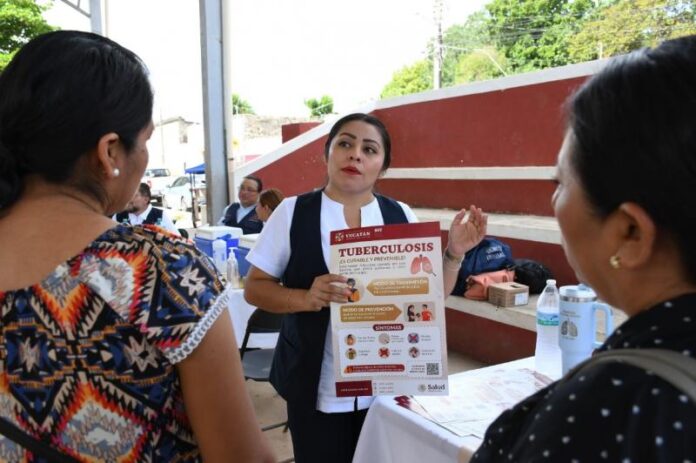 Llevan servicios de salud gratuitos a Kopomá