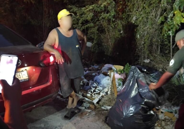 Detienen a ciudadano por tirar basura en área verde de Cancún
