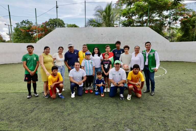 Inicia rehabilitación de cancha de fútbol 7 en Leona Vicario