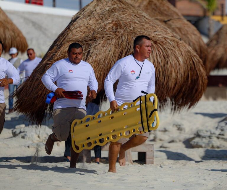 Refuerzan capacidades guardavidas de Cancún durante evaluación en playas públicas