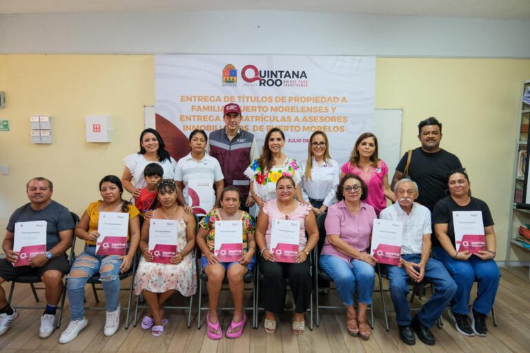 Mara Lezama entrega títulos de propiedad en Leona Vicario