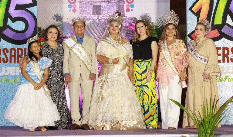 Atenea Gómez corona a los Reyes de Fundación 2025 en Isla Mujeres
