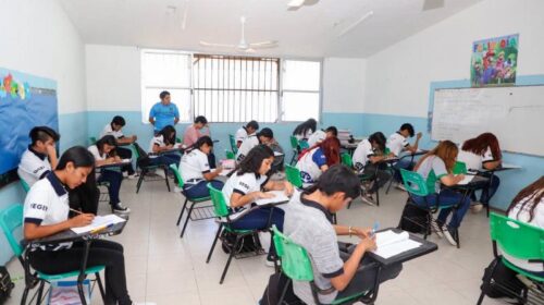 Fortalecen la educación media superior en Yucatán • La disposición, establecida en el Acuerdo 14/2025 publicado en el Diario Oficial del Gobierno del Estado, determina el traslado de las preparatorias estatales a esta modalidad, sustituyendo el Acuerdo 24/2023. Con esta medida, 28 planteles de 20 municipios serán incorporados a la nueva modalidad, entre ellos Valladolid, Motul, Peto, Progreso, Izamal, Umán, Tecoh y Mérida, beneficiando a un total de 3 mil 360 estudiantes, quienes continuarán sus estudios sin afectaciones. La Secretaría de Educación de Yucatán garantizó que las y los 716 alumnos actualmente inscritos en 3º y 5º semestre recibirán una equivalencia académica, reconociendo plenamente los estudios previos sin costos ni trámites adicionales. El Bachillerato Yucatán fue creado en septiembre de 2023 para ampliar la cobertura de educación media superior en comunidades sin este servicio, operando con recursos estatales; sin embargo, un análisis reveló su similitud con el modelo de Telebachillerato Comunitario, tanto en operatividad como en programas de estudio, lo que motivó su integración. La medida permitirá aprovechar la infraestructura, el soporte técnico y la experiencia acumulada en 12 años de operación del Telebachillerato Comunitario, evitando duplicidad administrativa y reforzando la calidad académica en beneficio de las y los estudiantes yucatecos. Te recomendamos:  