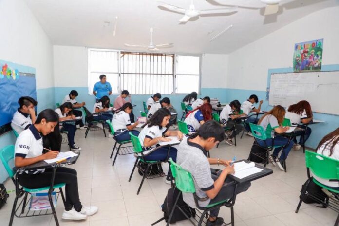 Fortalecen la educación media superior en Yucatán • La disposición, establecida en el Acuerdo 14/2025 publicado en el Diario Oficial del Gobierno del Estado, determina el traslado de las preparatorias estatales a esta modalidad, sustituyendo el Acuerdo 24/2023. Con esta medida, 28 planteles de 20 municipios serán incorporados a la nueva modalidad, entre ellos Valladolid, Motul, Peto, Progreso, Izamal, Umán, Tecoh y Mérida, beneficiando a un total de 3 mil 360 estudiantes, quienes continuarán sus estudios sin afectaciones. La Secretaría de Educación de Yucatán garantizó que las y los 716 alumnos actualmente inscritos en 3º y 5º semestre recibirán una equivalencia académica, reconociendo plenamente los estudios previos sin costos ni trámites adicionales. El Bachillerato Yucatán fue creado en septiembre de 2023 para ampliar la cobertura de educación media superior en comunidades sin este servicio, operando con recursos estatales; sin embargo, un análisis reveló su similitud con el modelo de Telebachillerato Comunitario, tanto en operatividad como en programas de estudio, lo que motivó su integración. La medida permitirá aprovechar la infraestructura, el soporte técnico y la experiencia acumulada en 12 años de operación del Telebachillerato Comunitario, evitando duplicidad administrativa y reforzando la calidad académica en beneficio de las y los estudiantes yucatecos. Te recomendamos:  