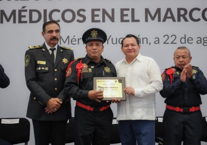 Díaz Mena honra labor de bomberos y paramédicos de Yucatán