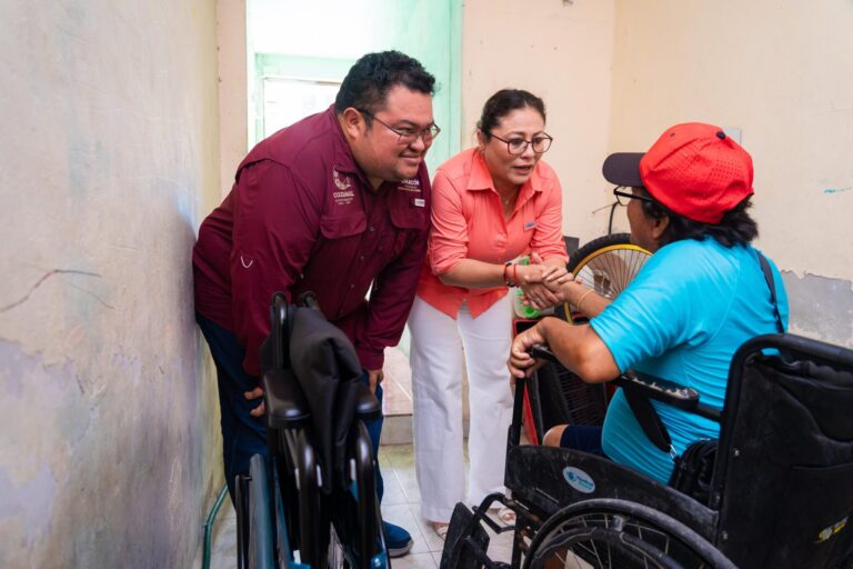 Entregan sillas de ruedas a personas con discapacidad en Cozumel