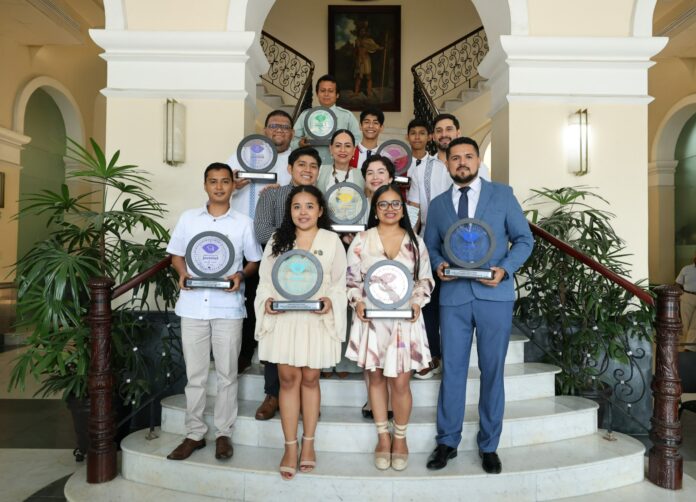 Javier May entrega el Premio Estatal de la Juventud 2025
