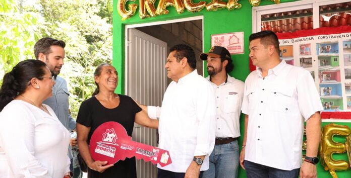 Javier May entrega viviendas dignas en Comalcalco