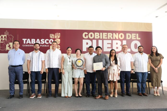 Javier May reconoce a los ganadores de las Olimpiadas del Conocimiento Infantil 2025
