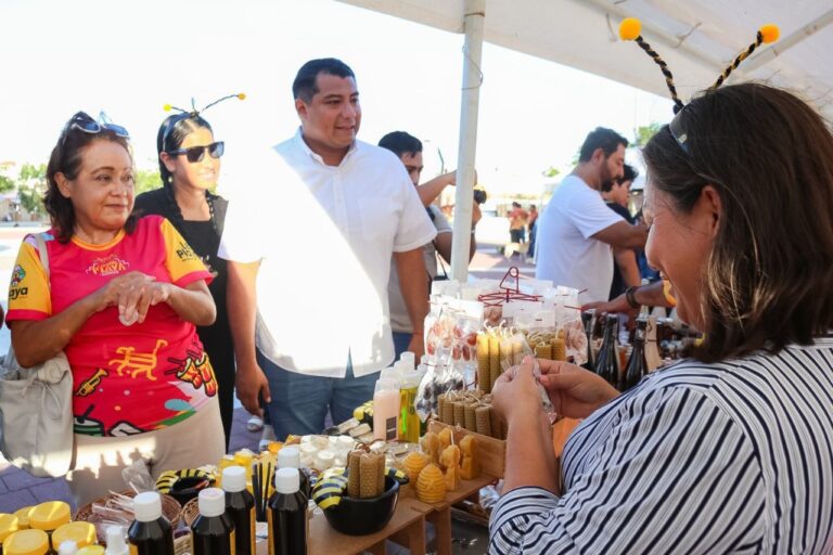 Productores apícolas de Quintana Roo se presentan feria “Lágrimas de Oro Maya”