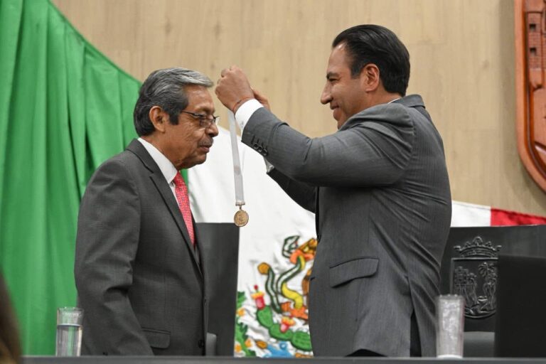 Natalio Hernández recibe la Medalla “Rosario Castellanos 2025”, máxima presea que otorga el Congreso de Chiapas