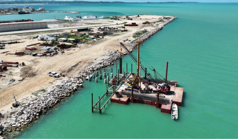 Avanza en Seybaplaya construcción de muelle con capacidad para barcazas de 9 mil toneladas