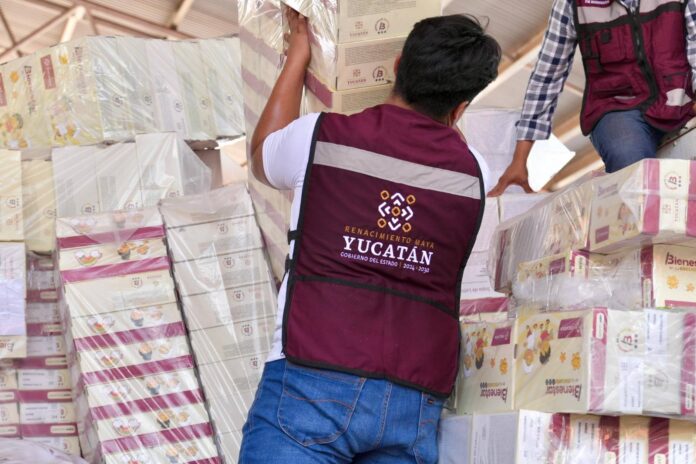 Yucatán avanza con entrega de paquetes escolares