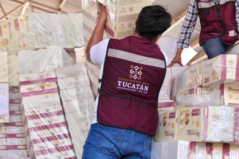Yucatán avanza con entrega de paquetes escolares