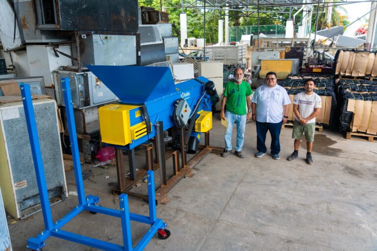 Cozumel estrena nueva trituradora de vidrio para reciclaje