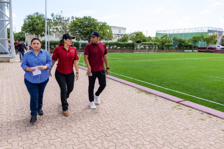 Playa del Carmen inaugura su primera cancha de pasto sintético