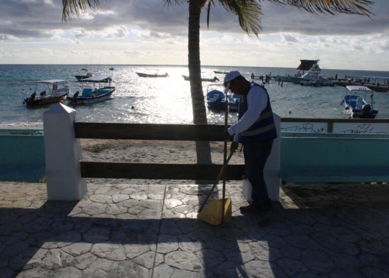 Refuerzan labores de limpieza en Puerto Morelos durante temporada vacacional