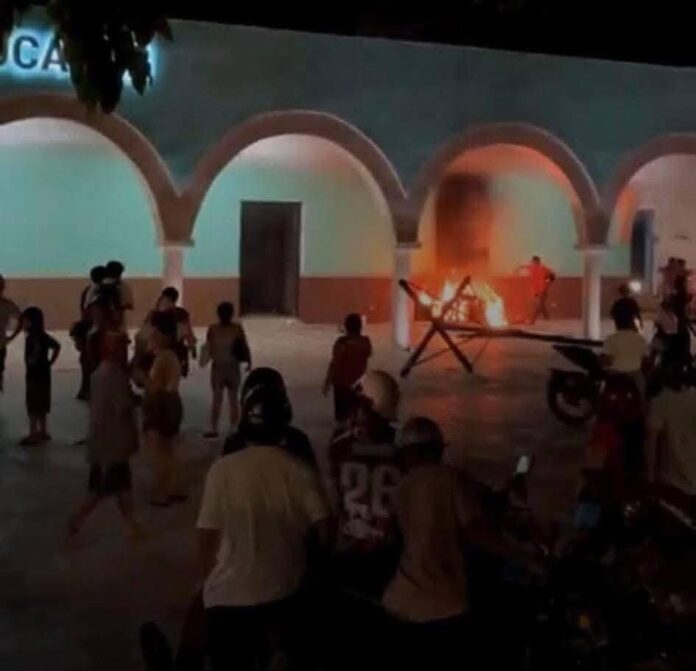 ‘Arde’ palacio municipal de Tzucacab, Yucatán