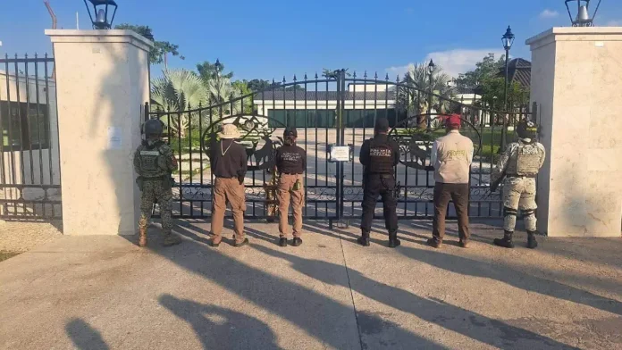 Aseguran animales exóticos, vehículos lujo y hasta un helicóptero en cateo a residencia de Tabasco