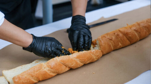Elaboran la torta de cochinita más larga en busca del récord Guinness