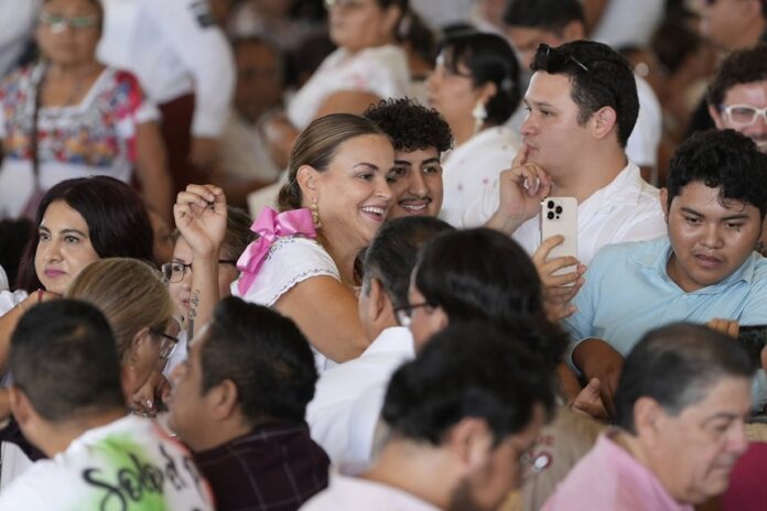 Cecilia Patrón asiste a informe de Claudia Sheinbaum en Yucatán