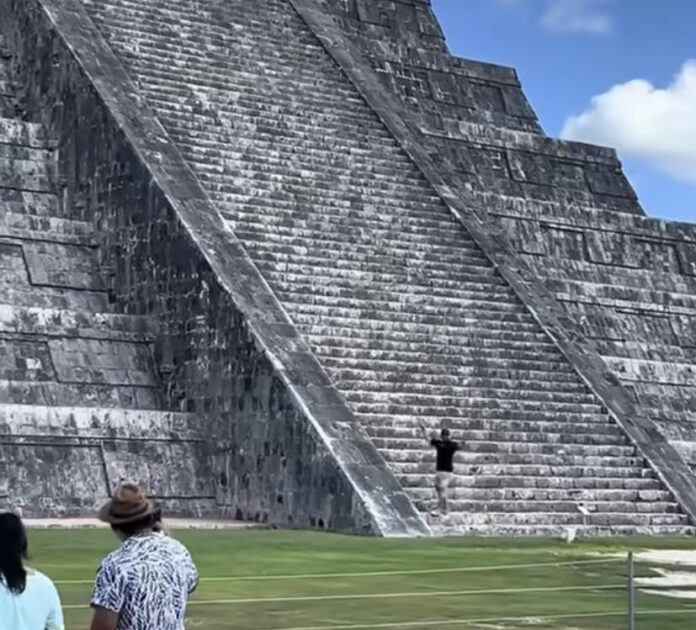 Detienen a turista por subir a la pirámide de Kukulkán en Chichén Itzá