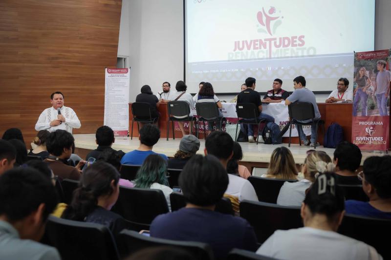 Díaz Mena lleva las becas Juventudes Renacimiento a la UADY