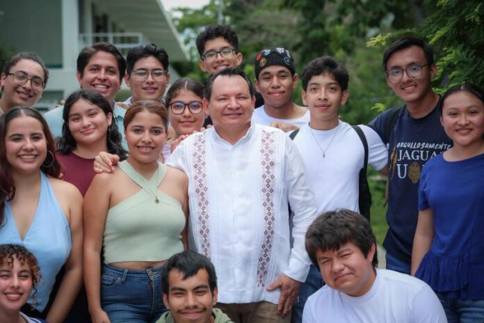 Díaz Mena lleva las becas Juventudes Renacimiento a la UADY