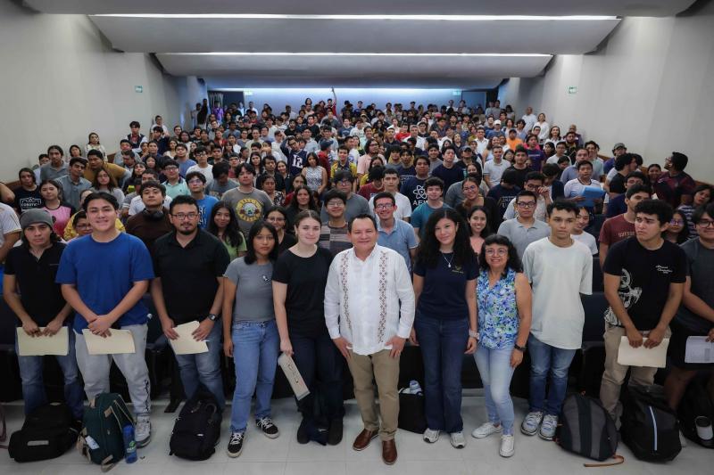 Díaz Mena lleva las becas Juventudes Renacimiento a la UADY