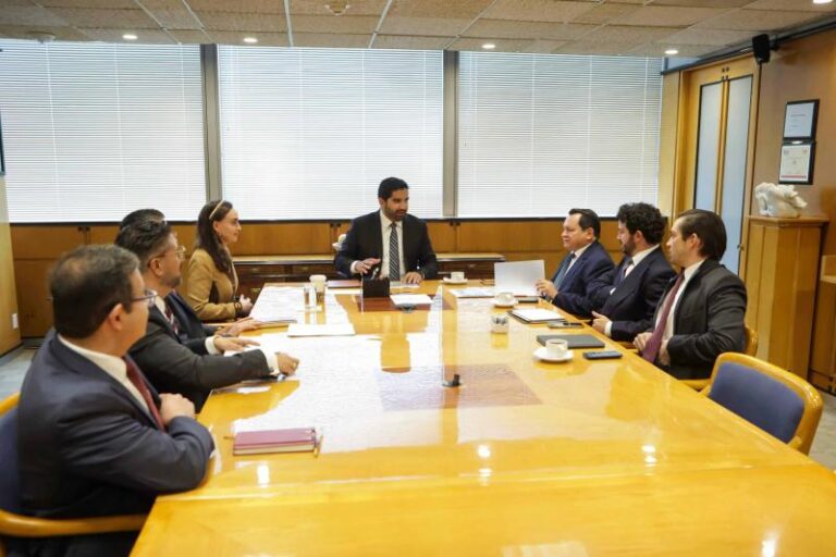 Díaz Mena promueve proyectos industriales de Yucatán