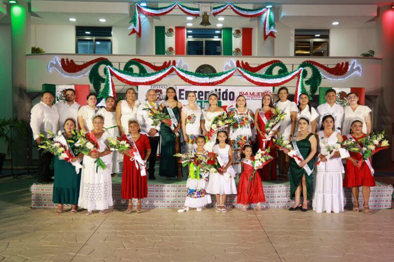 Isla Mujeres realiza el Encendido de Luces del Mes Patrio