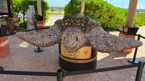 Exhiben escultura wixárika en Progreso, Yucatán; está elaborada con plástico recolectado del mar