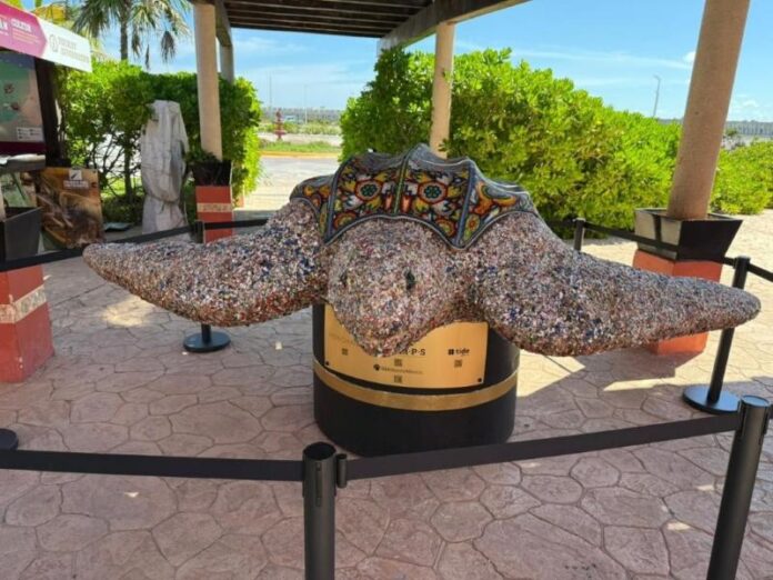 Exhiben escultura wixárika en Progreso, Yucatán; está elaborada con plástico recolectado del mar